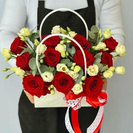 Сумочка красных роз и эустом с эвкалиптом