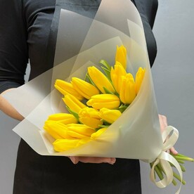 Букет из 17 желтых тюльпанов