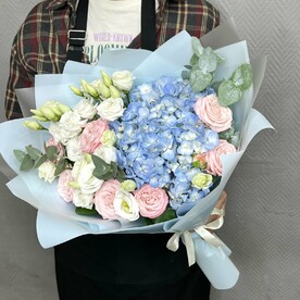 Букет с гортензией и пионовидными розами