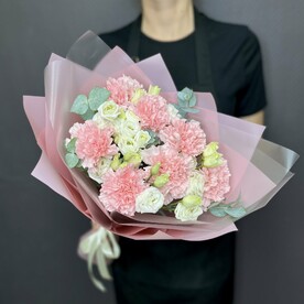 Букет с сортовыми гвоздиками и эустомой «Улыбнись»