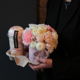 Набор сладостей и цветов