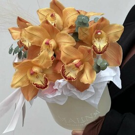 Рыжие орхидеи в коробке