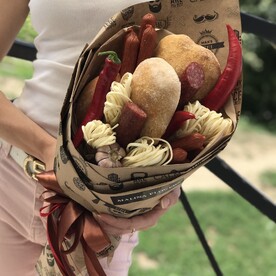 Съедобный букет из колбасных и сырных закусок