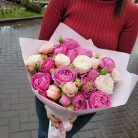 Пионовидные кустовые розы🌸