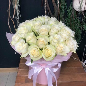 Белые розы в коробке🌸