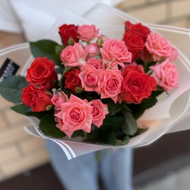 Кустовые розы в упаковке🌸