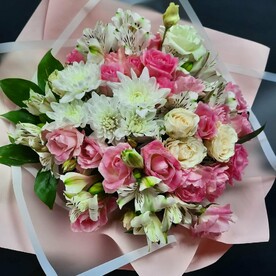 Букет с нежно-розовыми розами и альстромерией🌸