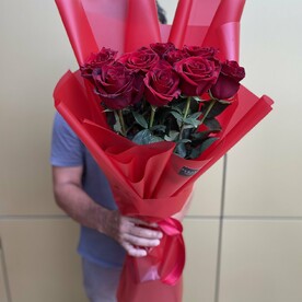 Крупная роза в оформлении🌺