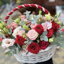 Корзина с эустомой и пионовидными, кустовыми розами🌸