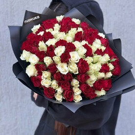 101 кенийская роза (белая и красная) в черном оформлении