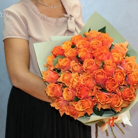 Оранжевые розы в упаковке