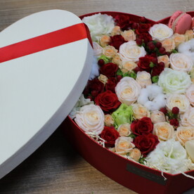 Композиция в коробке сердце с макарунс🌺