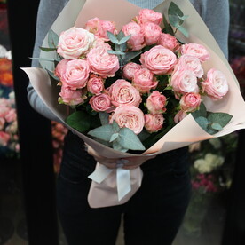 Букет с пионовидными кустовыми розами и эвкалиптом🌸