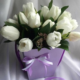 Белые тюльпаны в коробке🌸