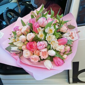 Букет с тюльпанами и кустовыми розами🌺