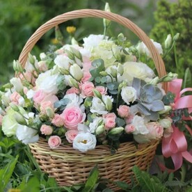 Корзина с кустовыми розами, эустомой🌸