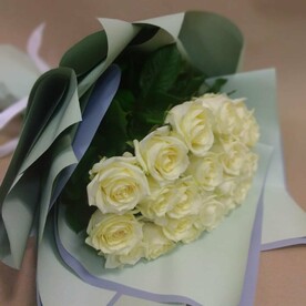 25 белых роз