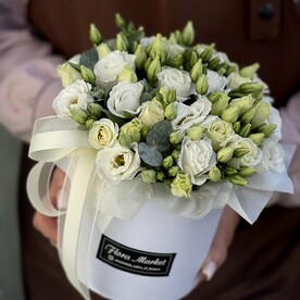 Нежный лизиантус и эвкалипт в стильной шляпной коробке