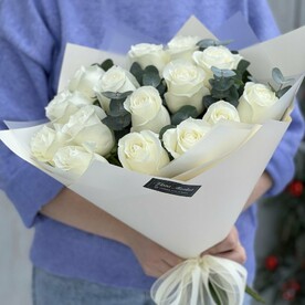 Белые розы премиум-сорта и эвкалипт в лаконичном оформлении