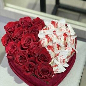 Композиция "Сердце с красными розами и конфетами Raffaello"