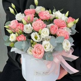 Пионовидная кустовая роза, лизиантус и эвкалипт в шляпной коробке