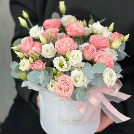 Пионовидная кустовая роза, лизиантус и эвкалипт в шляпной коробке