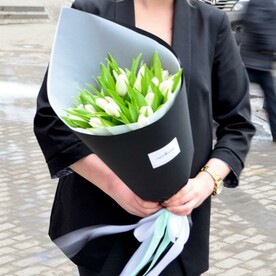 21 тюльпан в черном