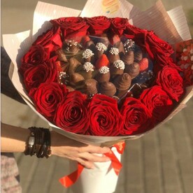 Букет с красной розой и клубникой в шоколаде