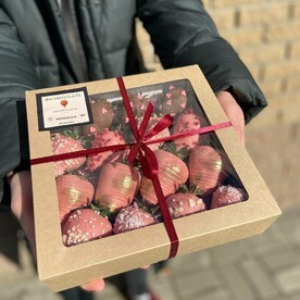 Коробочка - 16 клубник в бельгийском шоколаде