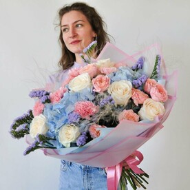 Букет с голубой гортензией и пионовидной розой Джульетта «Ванильное небо»