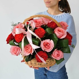 25 пионовидных роз в корзине
