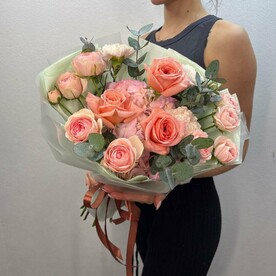 Букет с гортензией и кустовыми пионовидными розами "Милашка"