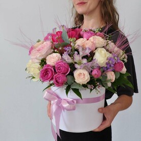 Розы в большой шляпной коробке "Романтика"