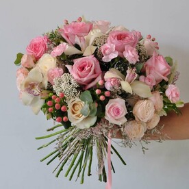 Пионовидные розы Охара и орхидеи в большом букете