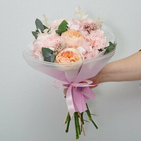 Пионовидные розы в персиковом букете