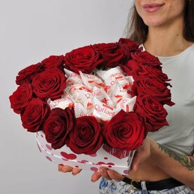 Красные розы и конфеты Рафаэлло сердце