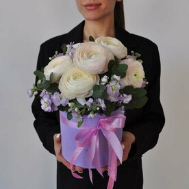 Ранункулусы (лютики) в сиреневой коробочке