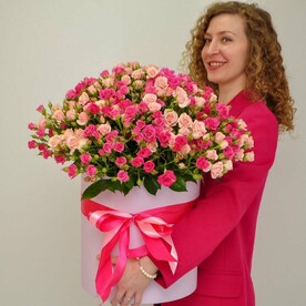 Кустовые розы, 31 штучка в большой коробке