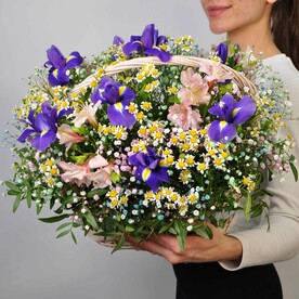 Ирисы и ромашки в корзине