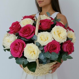 Крупные и ароматные розы, 25 штучек с эвкалиптом в корзине