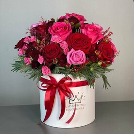 Ароматные розы в коробке "Рубиновая симфония"