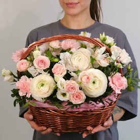 Ранункулюсы и кустовые розы в корзине "Белый сад"