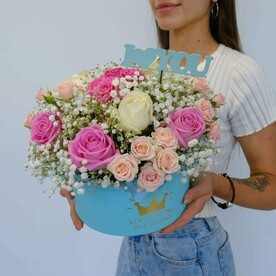 Кустовые розы и гипсофила в коробочке "Моё сердце лишь твоё"