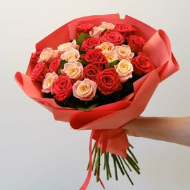 Персиковые и алые розы 25 штучек "Согревающий микс"
