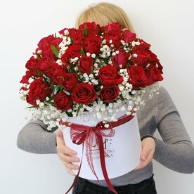 Красные розы и гипсофила в пышной композиции, 51 кенийская роза