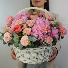 Гортензия и пионовидные розы в корзине "Милашка"