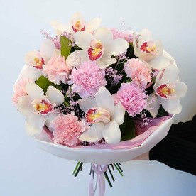 Орхидеи и пушистые гвоздики в букете «Изысканный дуэт»