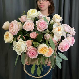 Роскошные пионовидные розы в джутовой сумке ручной работы "Английский сад"