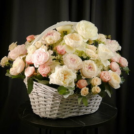 Кустовые и дорогие пионовидные розы в пышной ароматной корзине