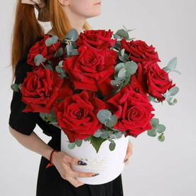 Французские розы в коробке с эвкалиптом, 9 штучек